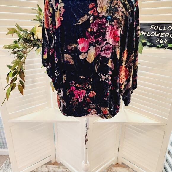 JOHNNY WAS FLORAL SILK BLEND SIZE MED - Picture 5 of 6